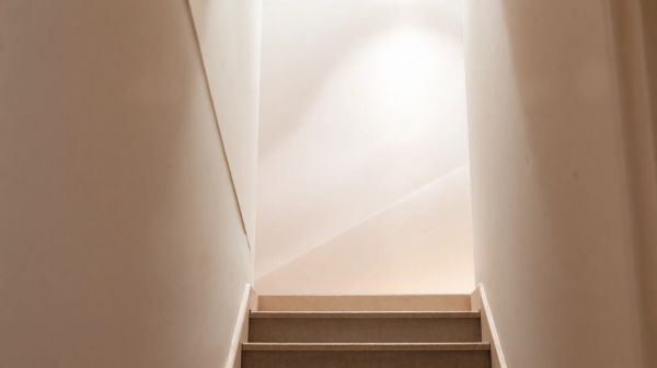 Les meilleures appliques murales modernes pour éclairer votre escalier